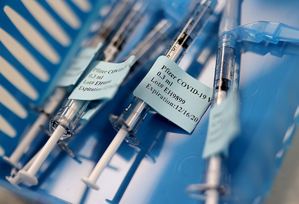 当地时间2020年12月16日，美国弗吉尼亚州阿灵顿，弗吉尼亚医院中心的医护人员接受辉瑞新冠疫苗接种。人民视觉 资料图