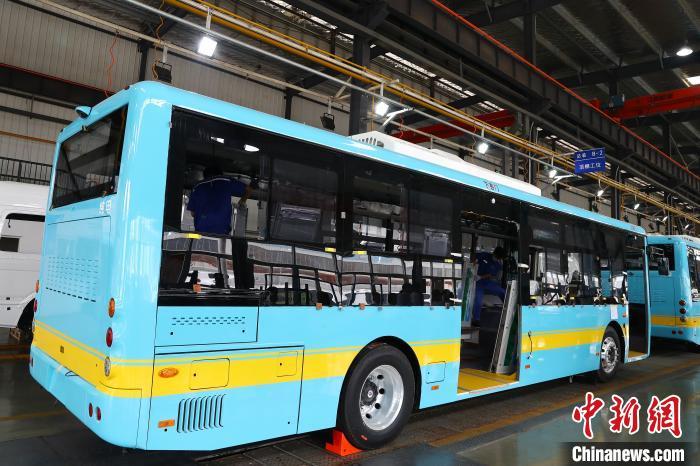 6月2日，在位于江西省南昌市经开区的江西凯马百路佳有限公司内的汽车总装车间，44台纯电动公交正在有序生产中。　刘占昆 摄