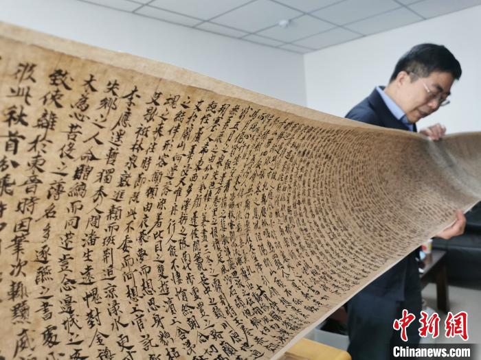 2020年9月底,读者集团敦煌文艺出版社社长展示《敦煌法藏文献》的复制品。(资料图) 闫姣 摄 2020年9月底,读者集团敦煌文艺出版社社长展示《敦煌法藏文献》的复制品。(资料图) 闫姣 摄