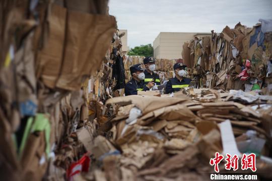资料图：上海外高桥港区海关退运废纸板。　赵方逍 摄