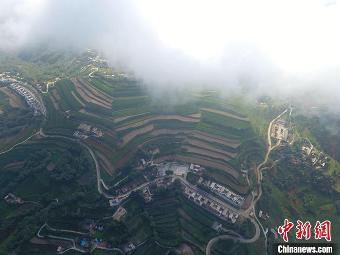 航拍下的积石山县乡村图。(资料图) 积石山县委宣传部供图 航拍下的积石山县乡村图。(资料图) 积石山县委宣传部供图