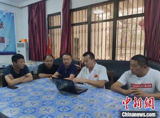 医疗队员为当地华人开展防疫知识培训。　第24批中国(宁夏)援贝宁医疗队供图 摄