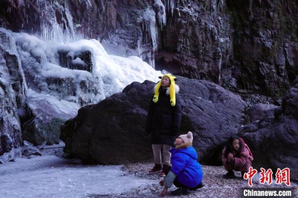 图为多位游客被冰凌、冰挂等吸引。　林宗义(通讯员) 摄