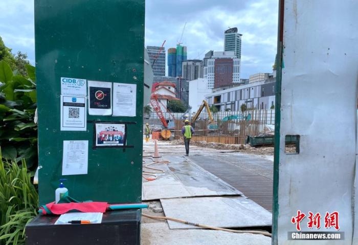 图为吉隆坡市区一个建筑工地仍在施工，但增加了消毒等防疫措施。
<a target='_blank'  data-cke-saved-href='http://www.chinanews.com/' href='http://www.chinanews.com/'>中新社</a>记者 陈悦 摄