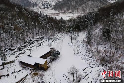中国侨网图为栗园村一村民房屋被白雪覆盖。　田成　摄