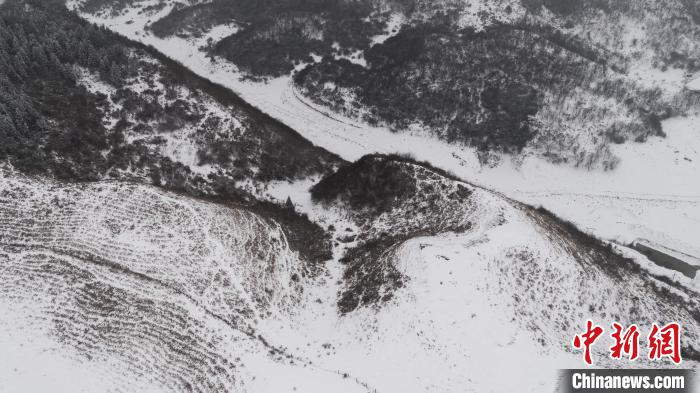 图为被白雪覆盖的栗园山脉。　田成 摄