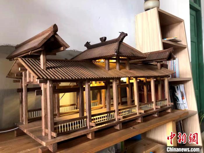 图为吴清贵制作的廊桥。 郭玲 摄 图为吴清贵制作的廊桥。 郭玲 摄
