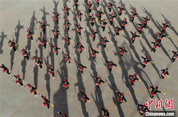 图为航拍攻鼓子阵型。 杨艳敏 摄 图为航拍攻鼓子阵型。 杨艳敏 摄