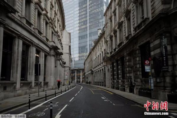 资料图：1月5日，英国采取了第三次严格性封锁措施，伦敦街头行人稀少。图为伦敦金融区街头空空荡荡。