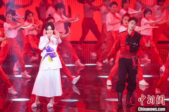 歌手尚雯婕(左)与白举纲演唱《大中国》。　杨华峰 摄