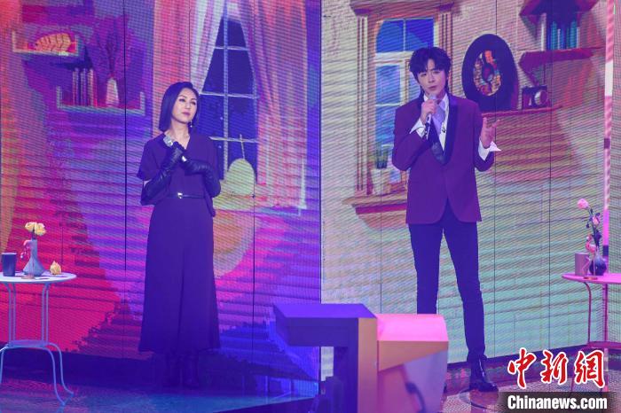 香港歌手杨千嬅(左)与内地歌手刘宇宁登台献唱。　杨华峰 摄