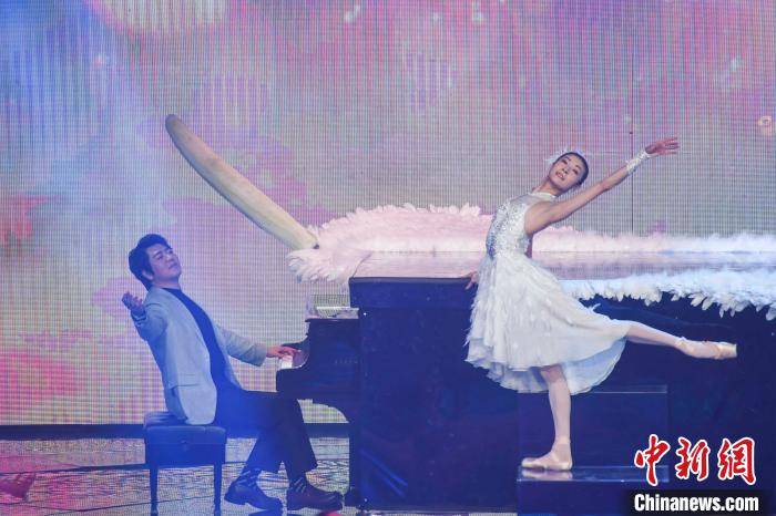 演奏家朗朗与华人舞蹈家谭元元演绎钢琴舞蹈《春之羽》。　杨华峰 摄