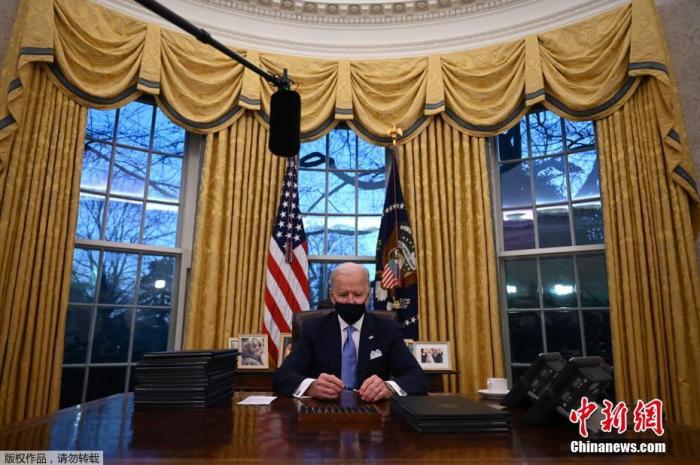 资料图：美国当选总统、民主党人拜登在华盛顿白宫椭圆形办公室签署行政命令。