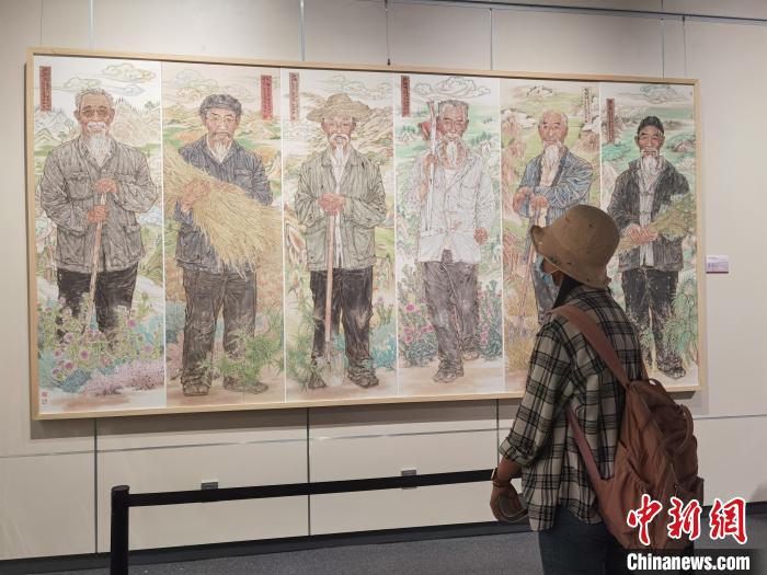 图为“时代楷模”立像——八步沙“六老汉”三代人专题美术作品展于甘肃武威开展。(资料图) 崔琳 摄