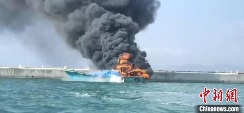 中国侨网失火船只（视频截图）。葛丽巧供图