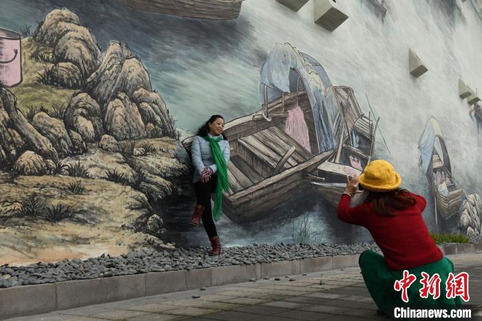图为市民参观巨型涂鸦墙，并拍照留念。　周毅 摄