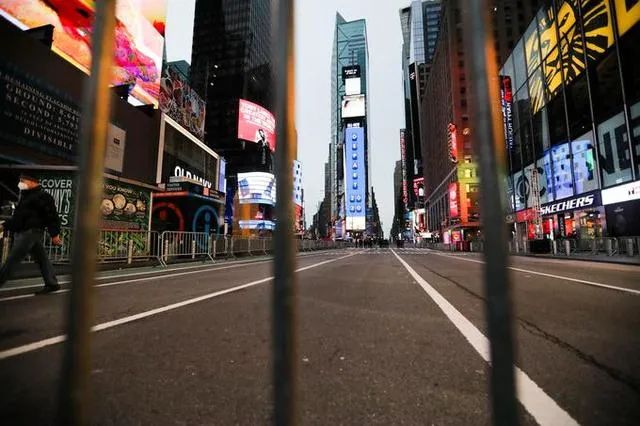 2020年12月31日，空荡的美国纽约时报广场。图自：新华社