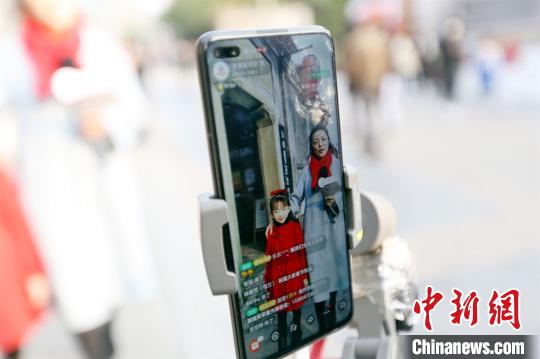 中国侨网海外侨胞通过手机屏幕和主播一起“云”逛瑞安最具文化味的古街——忠义街。　王志　摄