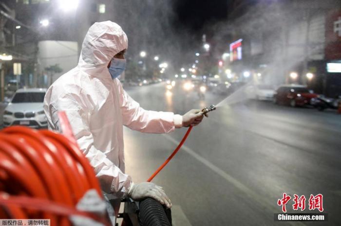 当地时间2021年1月4日，泰国曼谷，一名工作人员上街喷洒消毒剂。泰国官方4日通报，新增745例新冠肺炎确诊病例，这是泰国疫情发生以来确诊人数最高的一天。