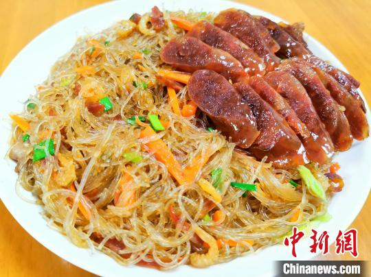 炒粉丝+蒸广式腊肠，是台山人春节期间烹传统“九大簋”的经典菜式 李晓春 摄