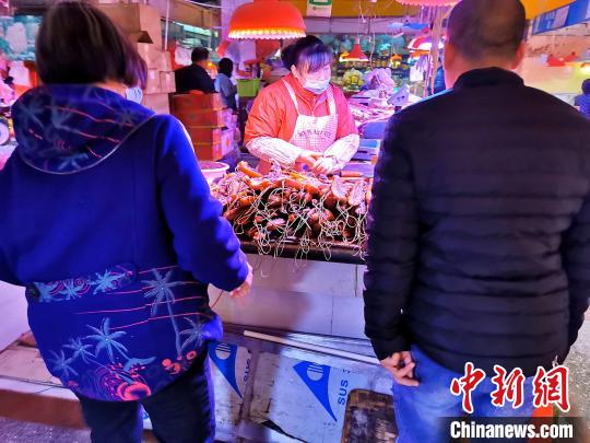 春节临近，台山菜市场里的腊味档前更加繁忙了 李晓春 摄