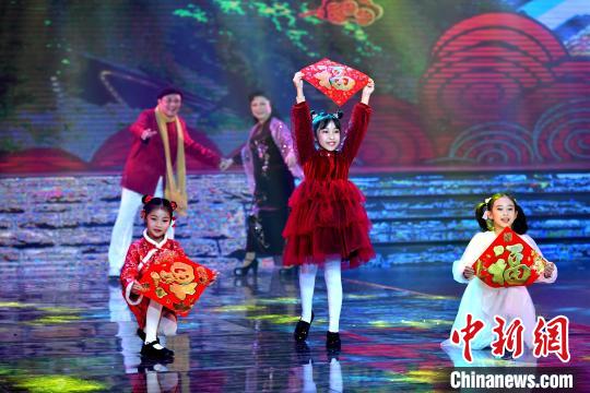 中国侨网图为：福州语歌曲《十邑乡亲》节目表演。　吕明　摄