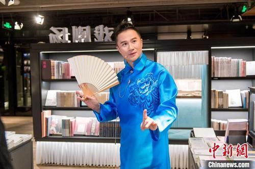 中国侨网昆曲艺术家张军在朵云书院·戏剧店。上海张军昆曲艺术中心 供图
