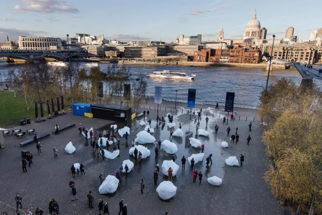 奥拉维尔·埃利亚松《冰块观察》（Ice Watch），2018年，伦敦