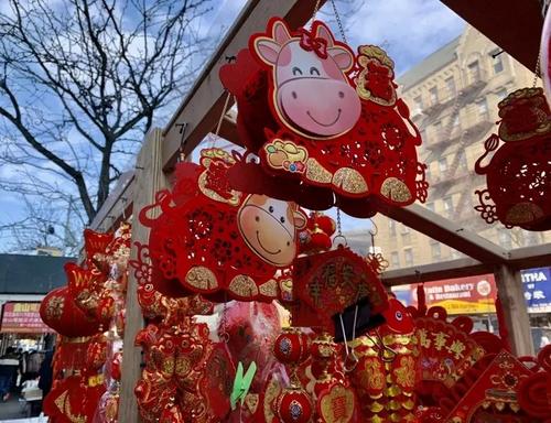 中国侨网很多牛年相关的装饰热销。(美国《世界日报》/刘大琪 摄)