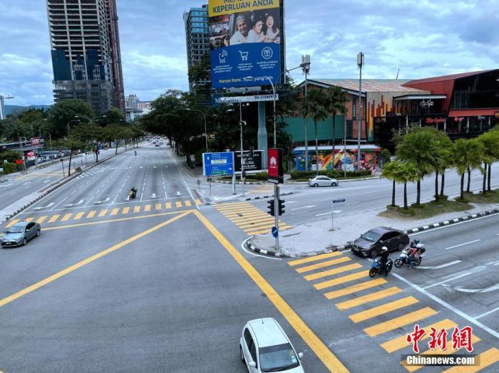 资料图:当地时间1月13日,马来西亚在首都吉隆坡等部分州属和联邦直辖区近10个月后第二度实施行动限制令,限制民众出行人数、活动范围,禁止举办群体聚会及限制商业运行。图为下午5时许,下班高峰期吉隆坡中心区域车辆稀疏。
<a target='_blank' data-cke-saved-href='http://www.chinanews.com/' href='http://www.chinanews.com/'>中新社</a>记者 陈悦 摄 资料图:当地时间1月13日,马来西亚在首都吉隆坡等部分州属和联邦直辖区近10个月后第二度实施行动限制令,限制民众出行人数、活动范围,禁止举办群体聚会及限制商业运行。图为下午5时许,下班高峰期吉隆坡中心区域车辆稀疏。
<a target='_blank' data-cke-saved-href='http://www.chinanews.com/' href='http://www.chinanews.com/'>中新社</a>记者 陈悦 摄