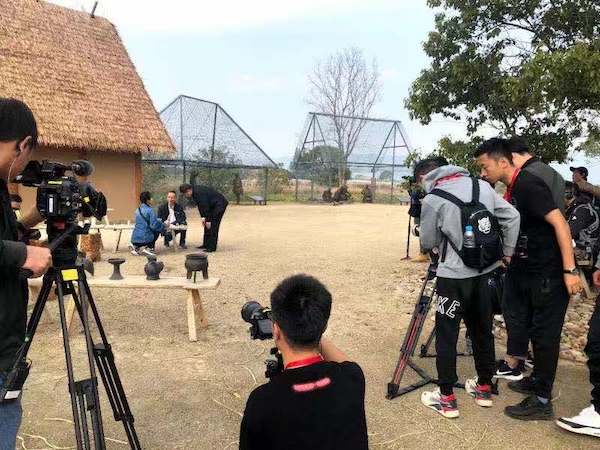 《万里走单骑——遗产里的中国》摄制组在良渚古城遗址公园拍摄
