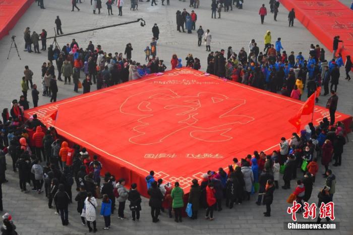 资料图:此前,农历腊月二十三,中国北方的“小年”,一副超大的巨幅春联亮相千年古城河北正定,民众感受着浓浓的节日气氛。图为春联中间的巨大“福”字。<a target='_blank' data-cke-saved-href='http://www.chinanews.com/' href='http://www.chinanews.com/'>中新社</a>记者 翟羽佳 摄 点击进入下一页