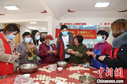 中国侨网志愿者和侨属侨胞一起包饺子　王琪　摄