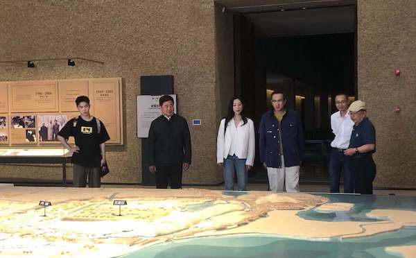 《万里走单骑——遗产里的中国》摄制组在良渚博物院拍摄