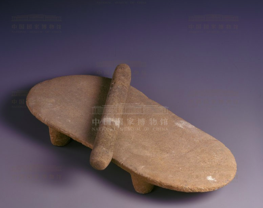 裴李岗文化 加工粟的石磨盘、石磨棒 国家博物馆藏