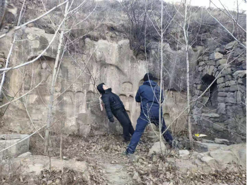 交城县铜炉寺摩崖造像调查中：这真不是在休息，而是在专注地摄影中！
