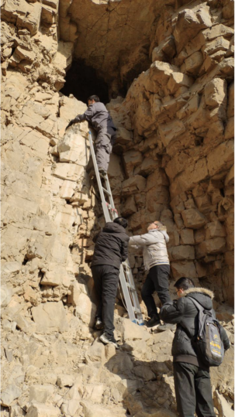 调查窨子崖石窟时梯子高度不够，最后一步步履维艰