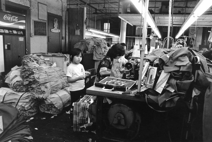 1976年，李扬国在曼哈顿下城伊丽莎白街的一家服装厂拍摄的一位母亲和她的孩子。 CORKY LEE