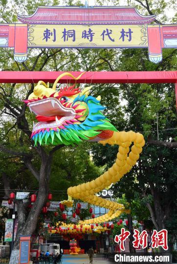 中国侨网图为百米巨型龙灯高高地悬挂在福建侨乡泉州刺桐时代村上空。　张斌　摄