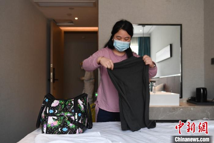图为一位从意大利回国的华侨在结束医学观察之前打包行李。　王刚 摄