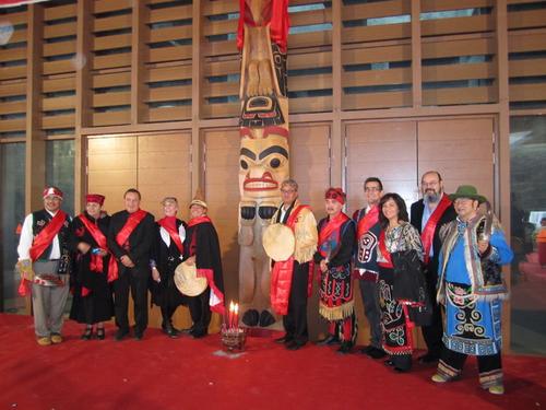 中国侨网加拿大原住民代表团在图腾柱前合影。（张康清 摄）