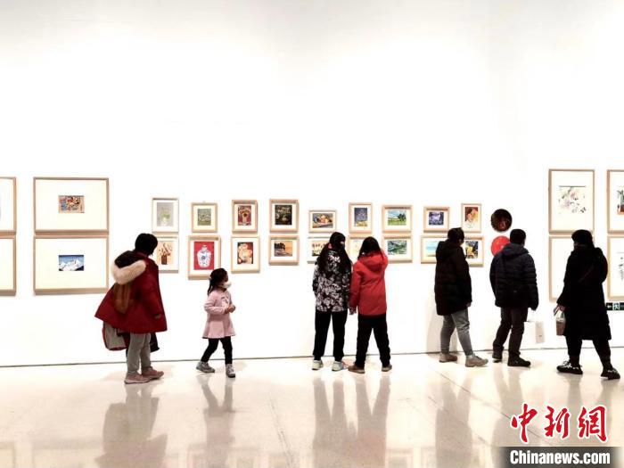 “牛劲十足”主题作品展在北京时代美术馆一号展厅展出，118件作品入围展览，以视频、架上艺术、装置艺术等多种创作形式诠释“牛”的概念。　华熙美育供图 摄