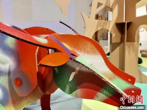 中国侨网“牛劲十足”主题作品展在北京时代美术馆一号展厅展出，将持续至2月21日。　华熙美育供图