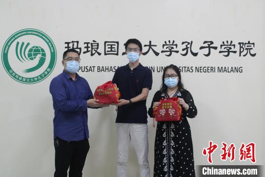 图为收到中国驻泗水总领馆送来“春节包”的印尼玛琅大学孔子学院老师表达对祖国的感激之情。廖桂蓉 供图 图为收到中国驻泗水总领馆送来“春节包”的印尼玛琅大学孔子学院老师表达对祖国的感激之情。廖桂蓉 供图