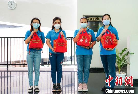 图为收到中国驻泗水总领馆送来“春节包”的印尼中爪哇省中国老师。陈正浩 供图 图为收到中国驻泗水总领馆送来“春节包”的印尼中爪哇省中国老师。陈正浩 供图
