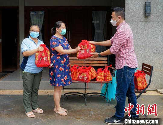 图为中国驻泗水总领馆委托专人为领区中国同胞送“春节包”。陈正浩 供图 图为中国驻泗水总领馆委托专人为领区中国同胞送“春节包”。陈正浩 供图