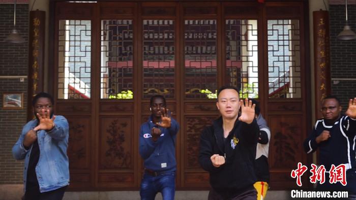 外国留学生学习中国功夫。广州市天河区民间文艺家协会 供图 摄 外国留学生学习中国功夫。广州市天河区民间文艺家协会 供图 摄