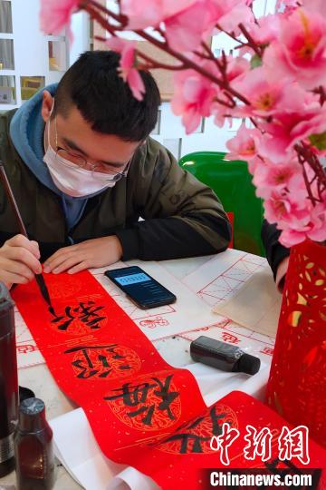 华大学生写春联为师长送上新春祝福。 刘沛 摄 华大学生写春联为师长送上新春祝福。 刘沛 摄