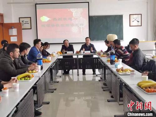 中国侨网 图为青海民族大学党委副书记、校长马维胜(中右)向留学生们送上新春祝福。 潘雨洁 摄