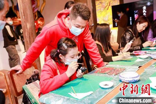中国侨网来自河南省马兵一家在梧林感受闽南年，图为制作木偶头。　晋轩　摄